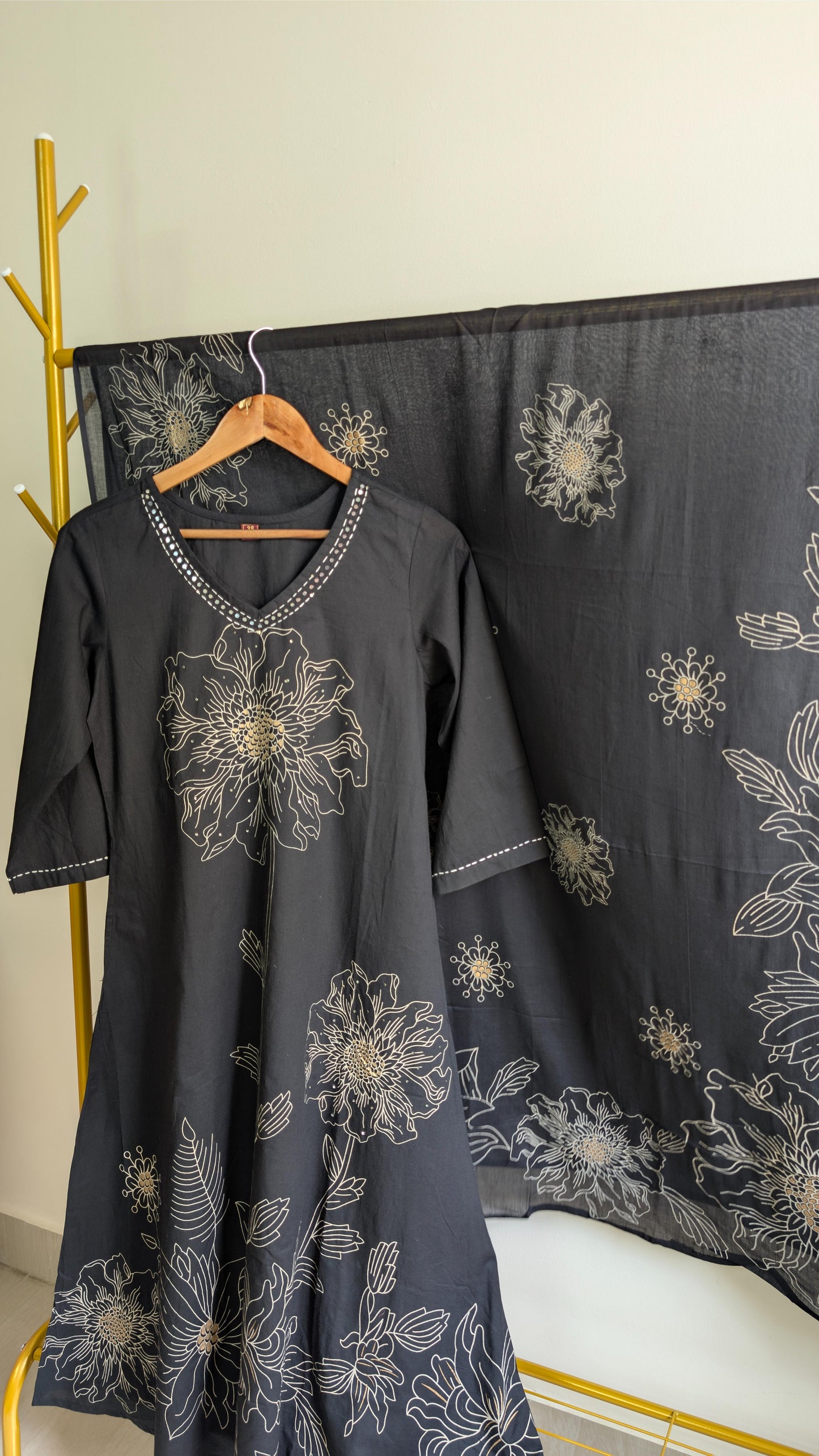Elegant Black Floral Kurta Set with Dupatta – Embroidered Detailing (AC00042)