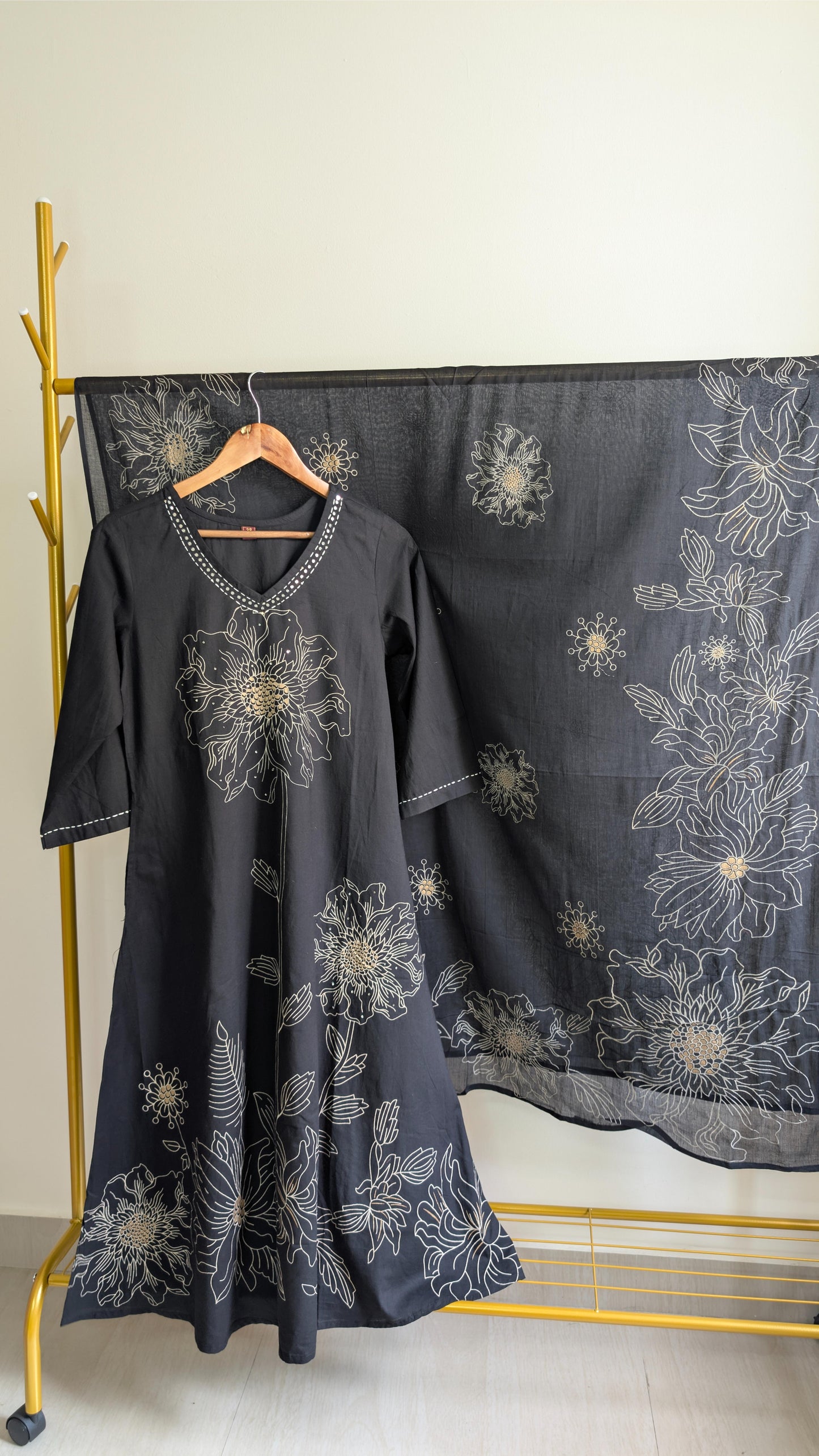 Elegant Black Floral Kurta Set with Dupatta – Embroidered Detailing (AC00042)