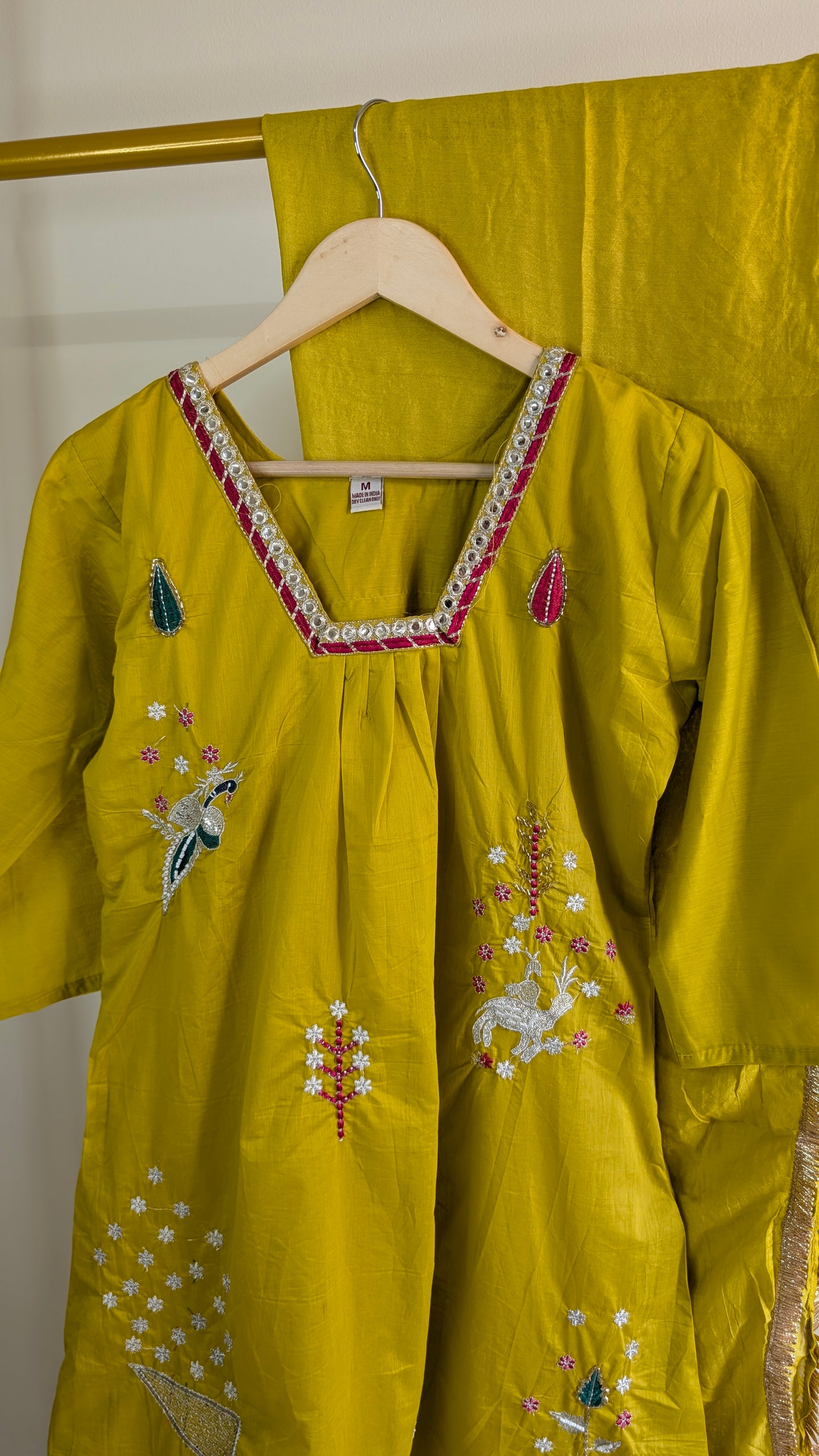 Elegant Mul Chanderi 3-Piece Set – Intricate Embroidered Kurta & Dupatta (AC00045)