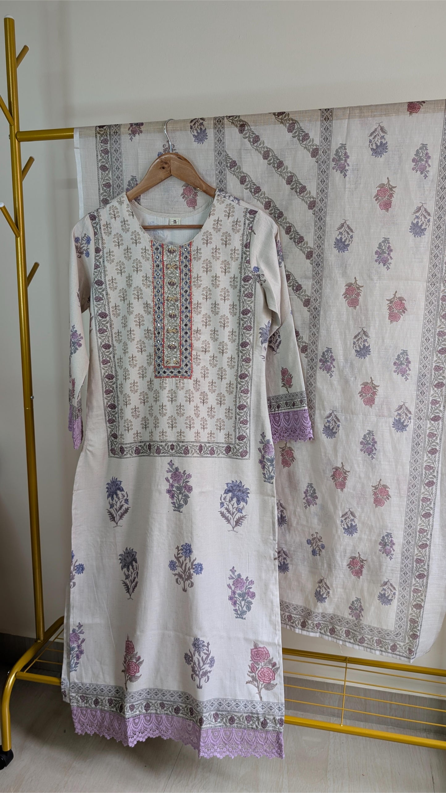 Elegant Pakistani 3-Piece Kurti Set with Floral Print & Embroidered Details (AC00052)