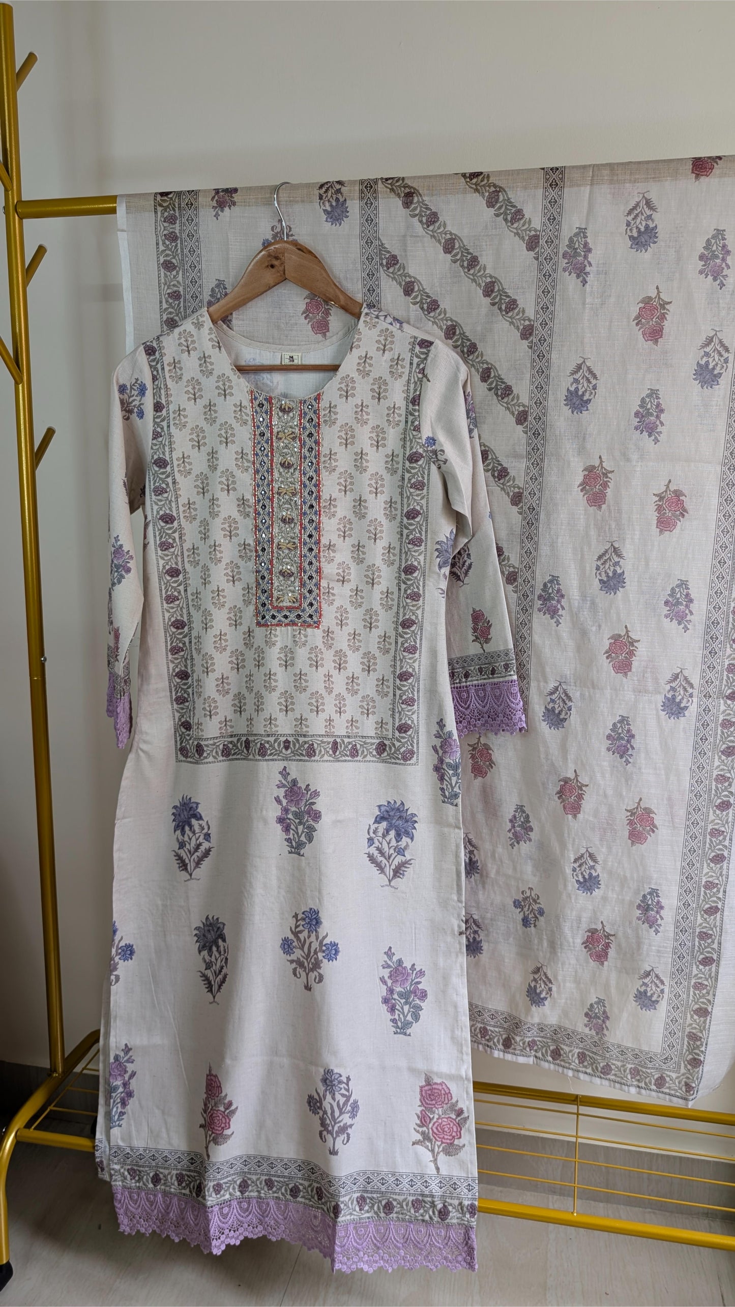 Elegant Pakistani 3-Piece Kurti Set with Floral Print & Embroidered Details (AC00052)